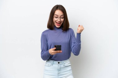 Beyaz arka planda izole edilmiş genç Ukraynalı kadın şaşırdı ve bir mesaj gönderiyor.