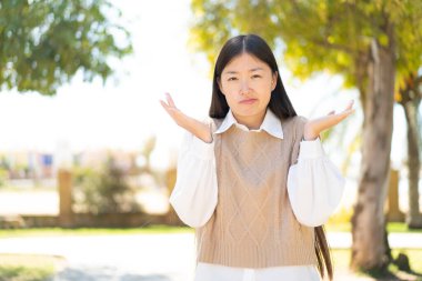 Dışarıdaki güzel Çinli kadın şüpheli hareketler yapıyor.