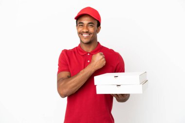 Afro-Amerikalı pizza teslimatçısı izole edilmiş beyaz duvarın üzerinden pizza kutularını aldı ve zaferi kutladı.