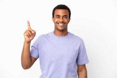 İzole edilmiş beyaz arka planda Afro-Amerikalı yakışıklı bir adam harika bir fikre işaret ediyor.