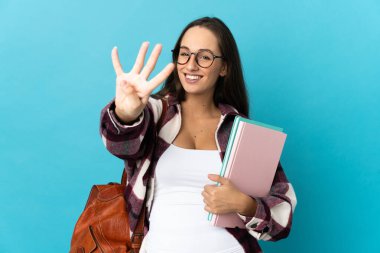 Tecrit edilmiş genç bayan öğrenci mutlu ve parmaklarıyla dört tane sayıyor.