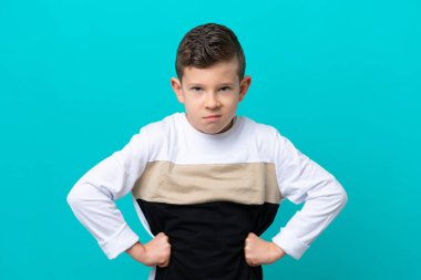 Küçük çocuk mavi arka planda izole edilmiş kızgın.