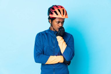 Örgü ören genç bir bisikletçi. Tecrit edilmiş bir geçmişi var.