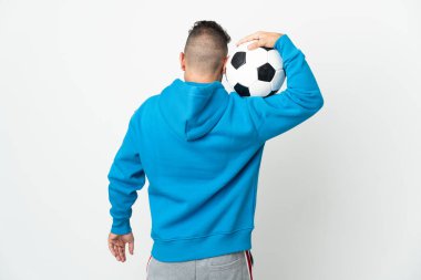 Beyaz arka planda futbol topuyla izole edilmiş beyaz bir adam.