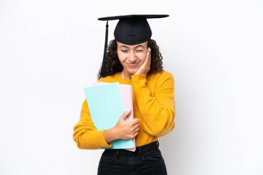 Arap üniversitesinden mezun bir kadın elinde beyaz arka planda izole edilmiş kitaplar tutuyor hayal kırıklığına uğramış ve kulaklarını tıkamış