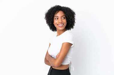 Beyaz arka planda izole edilmiş, kolları bağlı ve mutlu genç Afrikalı Amerikalı bir kadın.