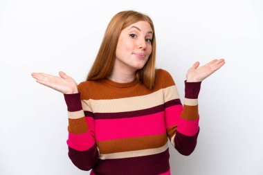 Beyaz arka planda izole edilmiş genç kızıl saçlı kadın şüpheli hareketler yapıyor.