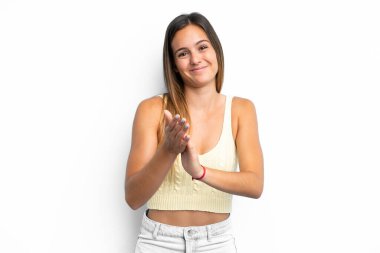 Beyaz arka planda izole edilmiş genç beyaz kadın bir konferanstan sonra alkışlıyor.