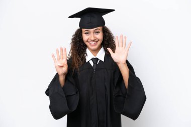 Genç üniversite mezunu Arap bir kadın beyaz arka planda izole edilmiş dokuz parmaklı sayıyor.