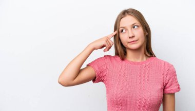 Beyaz arka planda izole edilmiş genç bir Rus kadın deliliğin hareketini yapıyor. Parmağını kafaya koyuyor.