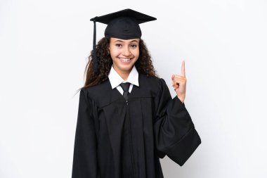 Genç üniversite mezunu Arap bir kadın beyaz arka planda izole edilmiş işaret parmağıyla işaret etmek harika bir fikir.