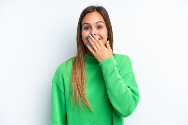 Beyaz arka planda izole edilmiş genç beyaz kadın mutlu ve gülümsüyor.