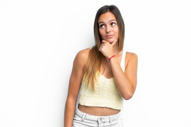 Beyaz arka planda izole edilmiş genç beyaz kadın şüpheleri var.