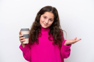 Beyaz arka planda izole edilmiş beyaz bir kahveyi tutan küçük beyaz kız omuzlarını kaldırırken şüpheyle hareket ediyor.