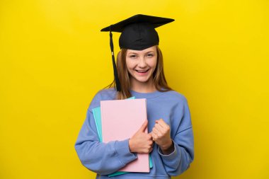 Genç Rus öğrenci, sarı arka planda izole bir şekilde zaferi kutluyor.