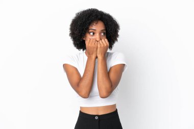 Beyaz arka planda izole edilmiş genç Afrikalı Amerikalı kadın gergin ve korkmuş, elleriyle suni teneffüs yapıyor.