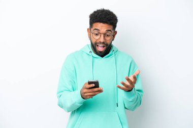 Beyaz arka planda izole edilmiş genç Brezilyalı bir adam şaşırdı ve bir mesaj gönderiyor.