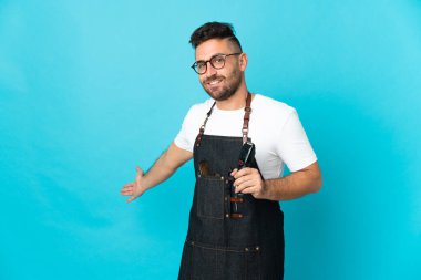 Bir önlük berber adam gelmeye davet için yan ellerini uzatan