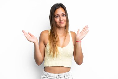 Beyaz arka planda izole edilmiş beyaz bir kadın şüpheli hareketler yapıyor.