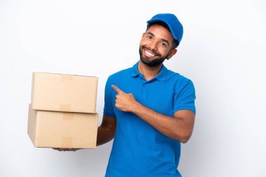 Teslimat yapan Brezilyalı adam beyaz arka planda izole edilmiş.