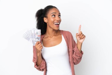 Genç Afrikalı Amerikalı bir kadın beyaz arka planda izole edilmiş bir sürü para alıyor.