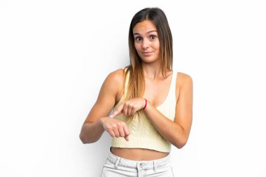 Beyaz arka planda izole genç beyaz kadın geç kalma jesti yapıyor
