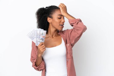 Beyaz arka planda izole edilmiş bir sürü para alan genç Afrikalı Amerikalı kadın bir şey fark etti ve çözüme niyetlendi.