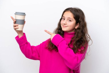 Beyaz arka planda izole edilmiş kahve tutan beyaz bir kız.