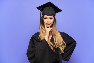 Üniversite mezunu genç bir Rus kızı beyaz arka planda izole edilmiş. Şüpheleri ve düşünceleri var.