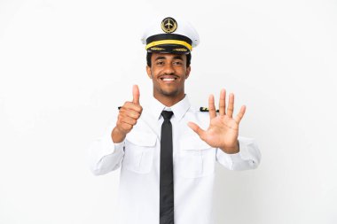 İzole edilmiş beyaz arka plan üzerinde Afrika Amerikan Uçak Pilotu parmakları ile altı sayım