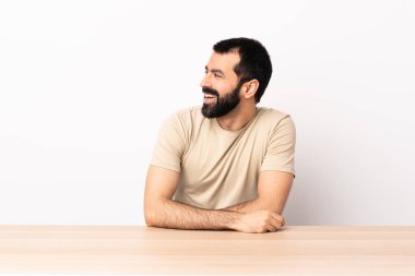 Masada sakallı, beyaz bir adam..