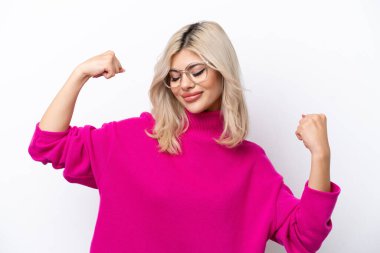 Beyaz arka planda izole edilmiş genç bir Rus kadın güçlü bir jest yapıyor.