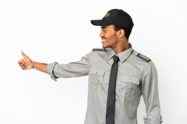 Afro-amerikan güvenlik önlemi beyaz arka plan üzerinde başparmak işareti veriyor