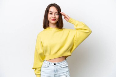 Genç Ukraynalı bir kadın beyaz arka planda izole edilmiş, mutlu bir ifadeyle selamlıyor.