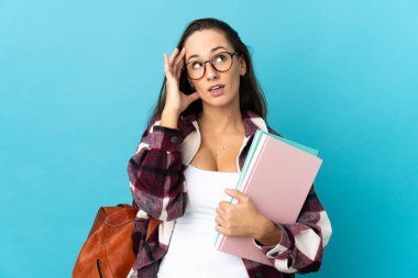 Tecrit edilmiş genç bir bayan öğrencinin şüpheleri ve düşünceleri var.