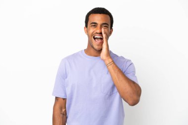 Beyaz arka planda ağzı açık bir şekilde bağıran Afro-Amerikalı yakışıklı bir adam.