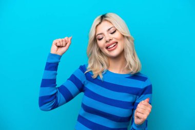 Mavi arka planda izole edilmiş genç Rus kadın zaferi kutluyor.