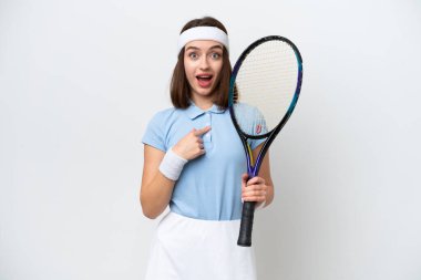 Genç Ukraynalı tenisçi kadın, beyaz arka planda, şaşırmış yüz ifadesiyle izole edilmiş.