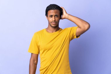 Örgülü genç Afrikalı Amerikalı adam mor arka planda izole edilmiş hayal kırıklığı ifadesi ve anlamama.