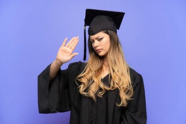 Üniversite mezunu genç bir Rus kızı beyaz arka planda izole edilmiş. Durma hareketi yapıyor ve hayal kırıklığına uğruyor.