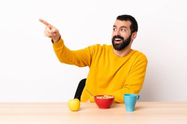 Masada kahvaltı eden beyaz bir adam....