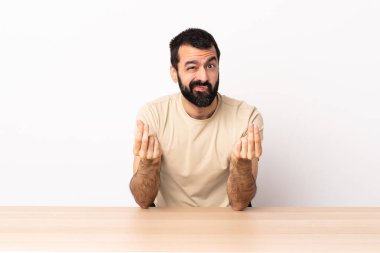 Masada sakallı, para kaldıran beyaz bir adam ama mahvoldu..