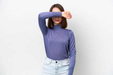 Genç Ukraynalı bir kadın beyaz arka planda izole edilmiş, gözleri elle kapatılmış.