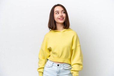 Genç Ukraynalı bir kadın beyaz arka planda izole edilmiş bir şekilde yukarı bakarken bir fikir düşünüyor.