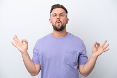 Beyaz arka planda Zen pozisyonunda beyaz tenli genç bir adam