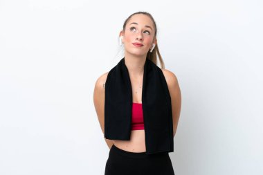 Beyaz arka planda izole edilmiş beyaz tenli genç bir kadın var.