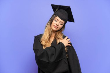 Üniversite mezunu genç bir Rus kızı beyaz arka planda izole edilmiş, omuz ağrısından muzdarip, gayret gösterdiği için.