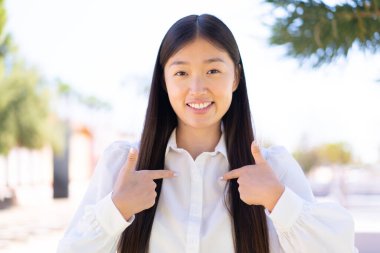 Yüzünde sürpriz bir ifade olan güzel bir Çinli kadın.