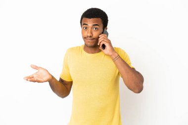 Afro-Amerikalı yakışıklı adam izole edilmiş beyaz arka plan üzerinde cep telefonu kullanıyor.