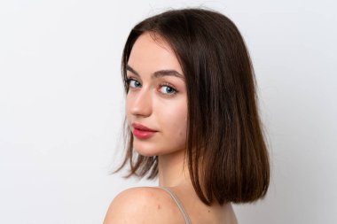 Beyaz arka planda izole edilmiş genç Ukraynalı kadın. Portre